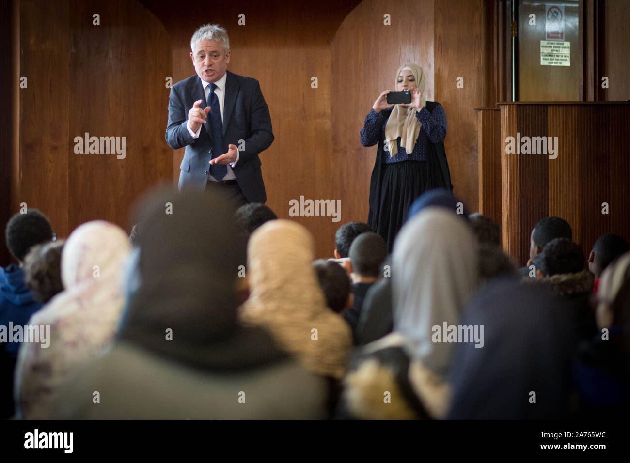 Relatore della Camera dei Comuni, John Bercow incontrò i fedeli alla Moschea di Finsbury Park, nel nord di Londra, dove appoggiò la comunità musulmana dopo un attacco a due moschee in Nuova Zelanda, uccidendo 50 persone. Il Presidente, che ha prestato servizio dieci anni in carica, intende resistere prima delle prossime elezioni. 17/03/19 Foto Stock