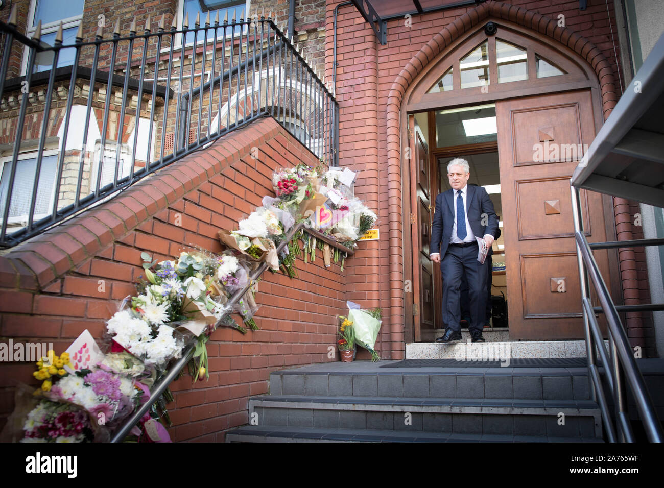 Relatore della Camera dei Comuni, John Bercow incontrò i fedeli alla Moschea di Finsbury Park, nel nord di Londra, dove appoggiò la comunità musulmana dopo un attacco a due moschee in Nuova Zelanda, uccidendo 50 persone. Il Presidente, che ha prestato servizio dieci anni in carica, intende resistere prima delle prossime elezioni. 17/03/19 Foto Stock