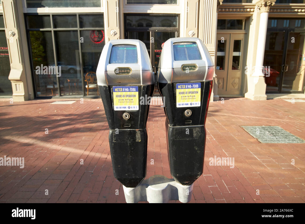 A gettone solare parcheggio metri sulla strada principale centro di Louisville kentucky NEGLI STATI UNITI Foto Stock