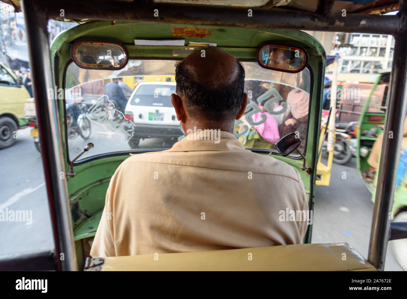 LAHORE, PAKISTAN- Sep 22, 2016: Auto rickshaw driver di pilotaggio rickshaw nel traffico di Lahore. Foto Stock