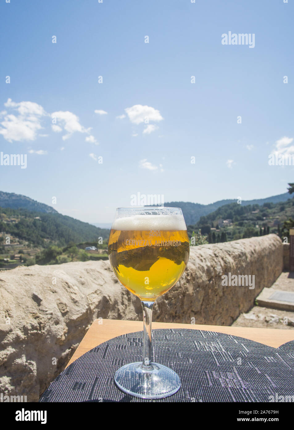 Birra e spiedini per il pranzo in un ristorante che dispone di una bellissima vista della valle e delle montagne presso il villaggio di Valldemossa a Palma. Foto Stock