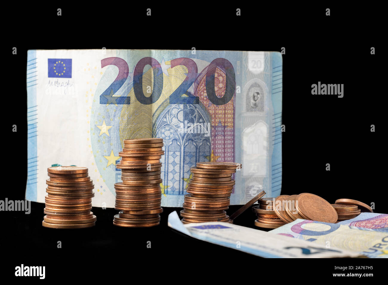 Nuovo anno fiscale 2020 rappresentata con le fatture in euro e la moneta di pile isolate su nero. Immagine concettuale della situazione economica e possibili imminenti Foto Stock