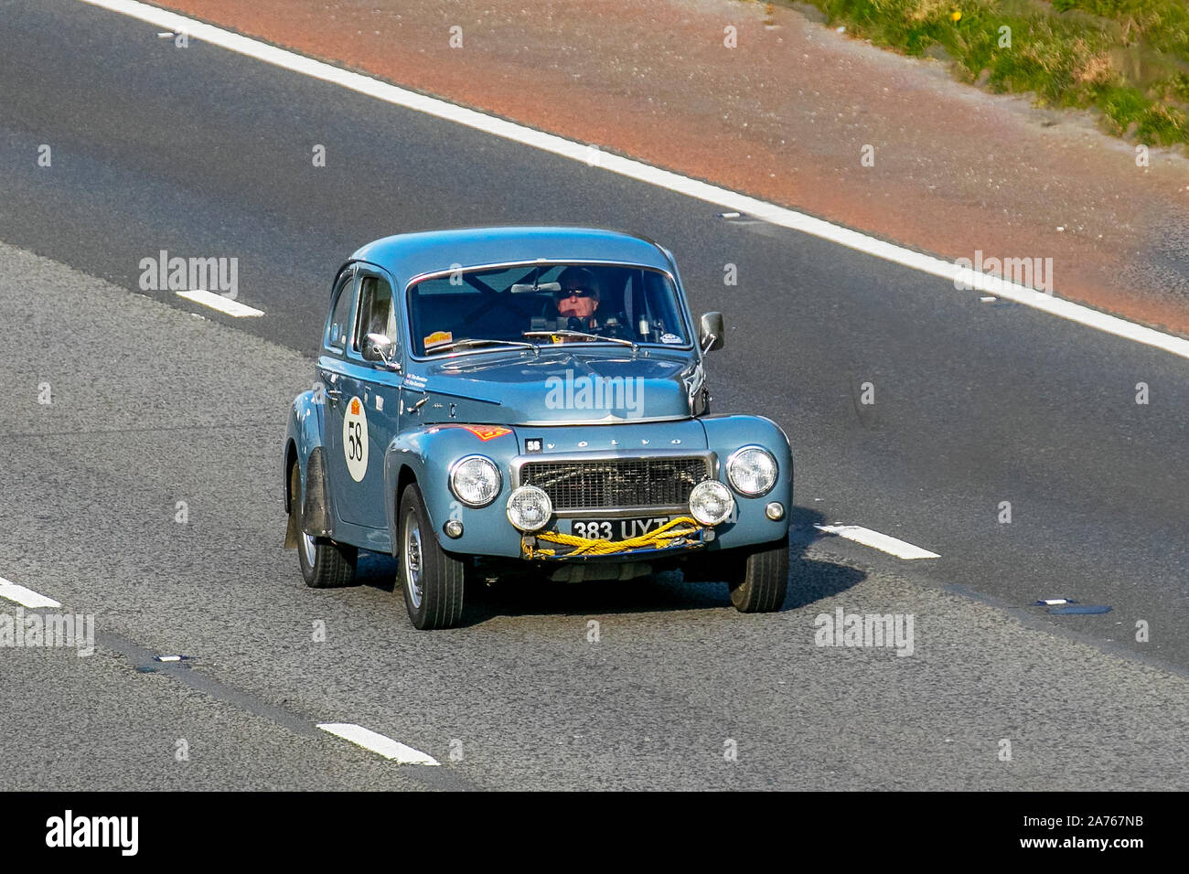 1961 60s Sessanta blu Volvo 544 B+B 1788cc; UK traffico veicolare, trasporti, veicoli veterani, berlina classica, Auto da rally classic in direzione sud sull'autostrada M6 a 3 corsie. Foto Stock