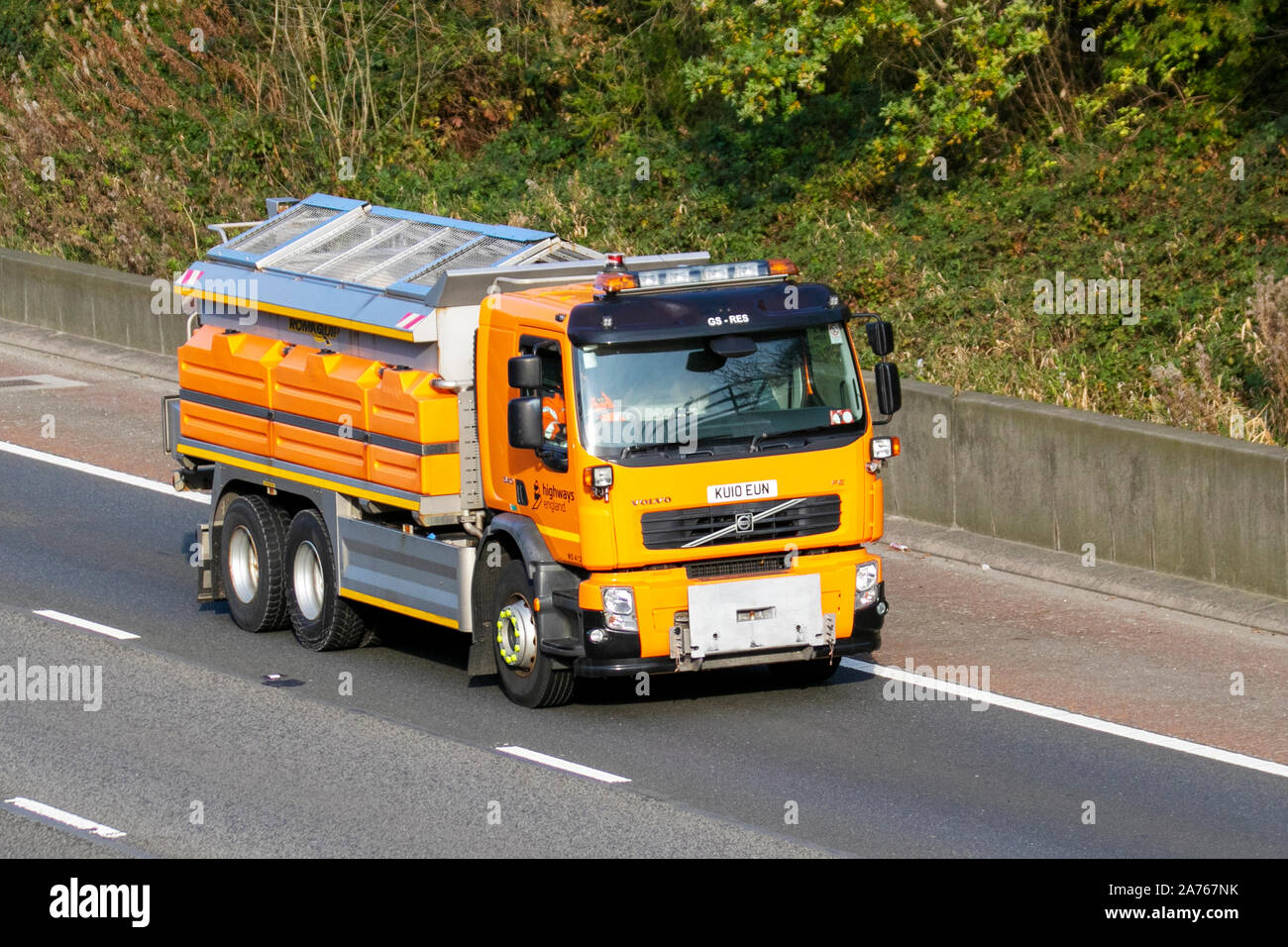 spanditori di sale con capacità 9m3 con spazzaneve e veicoli per la manutenzione invernale su strada con telaio Volvo; operatori di veicoli con lama in polietilene stampata e-Plough e CE-Ploughs con montaggio DIN. Gritter per neve a lama diritta per impieghi pesanti sull'autostrada M61, Regno Unito Foto Stock