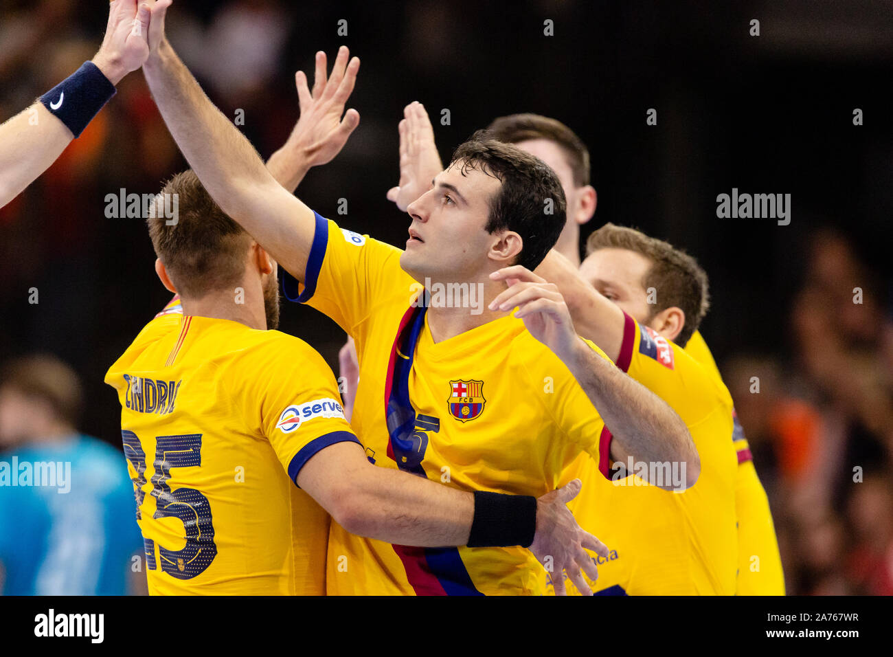 Flensburg, Germania. 30 ott 2019. Pallamano: Champions League, SG Flensburg-Handewitt - FC Barcelona, fase di gruppo, gruppo A, 6° giornata. Barcellona il giocatore Luka Cindric (l) e Barcellona il giocatore Aitor Arino allegria. Credito: Frank Molter/dpa/Alamy Live News Foto Stock