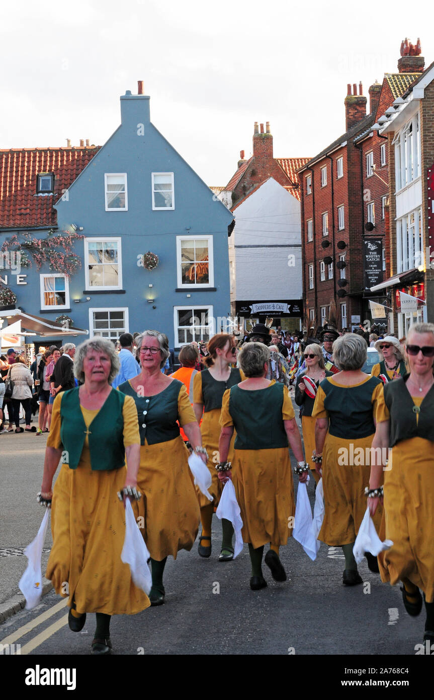 Martha Rhoden Tuppeny del bit. Le donne del bordo di lato di Morris, elaborazione attraverso la città vecchia di Whitby.. Foto Stock