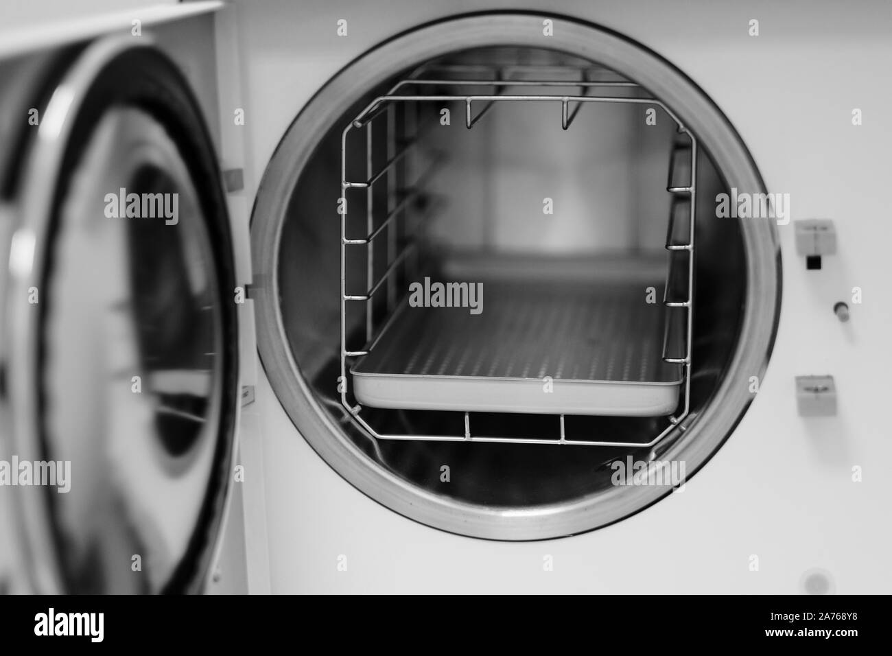 Apre la porta di una autoclave medica, un apparecchio per la sterilizzazione di strumenti chirurgici sotto riscaldamento e pressione Foto Stock Apre la porta di una autoclave medica, un apparecchio per la sterilizzazione di strumenti chirurgici sotto riscaldamento e pressione Foto Stock