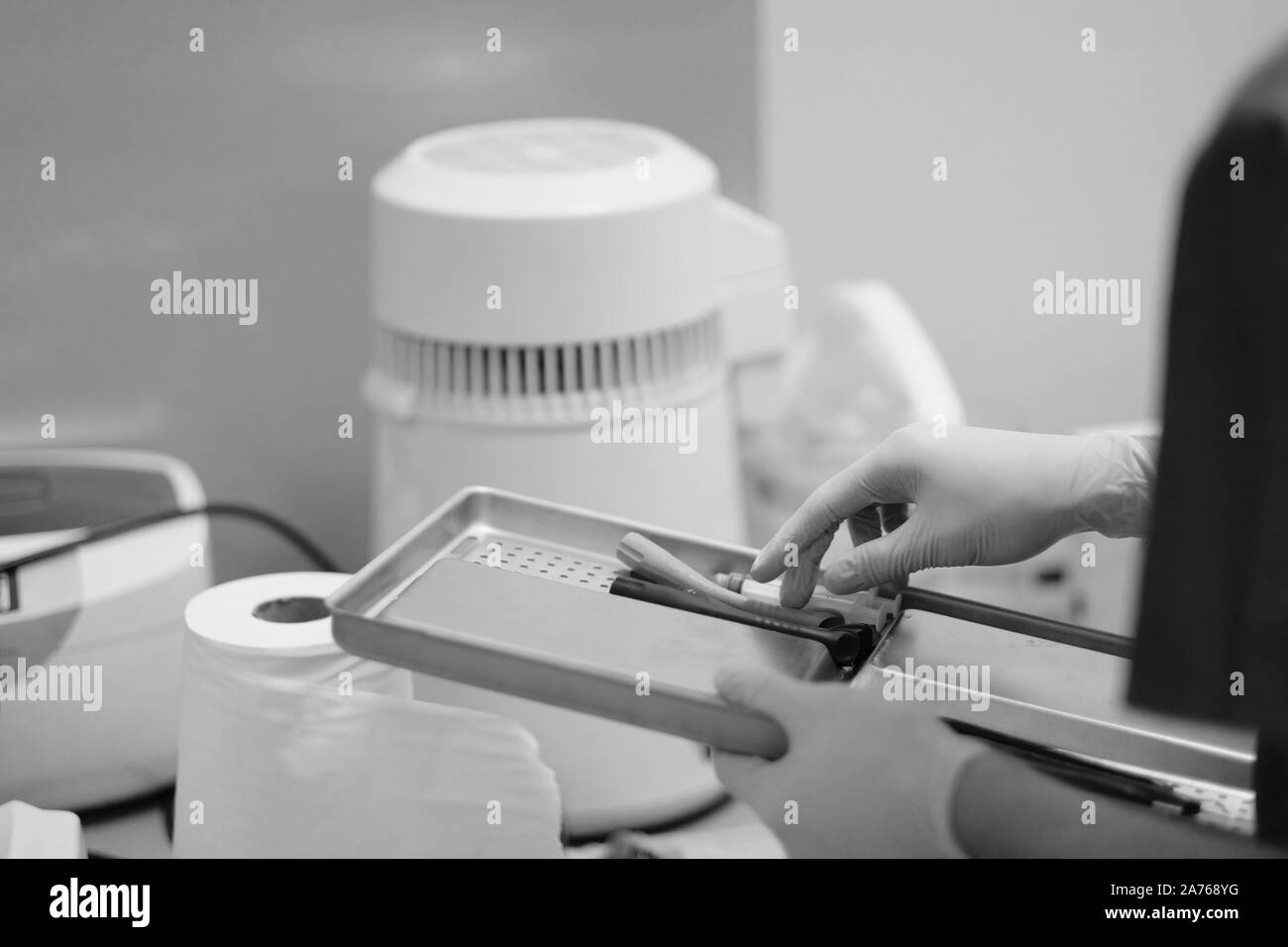 Nelle mani di un assistente dentista acciaio inossidabile pallet con strumenti per la sterilizzazione Foto Stock Nelle mani di un assistente dentista acciaio inossidabile pallet con strumenti per la sterilizzazione Foto Stock