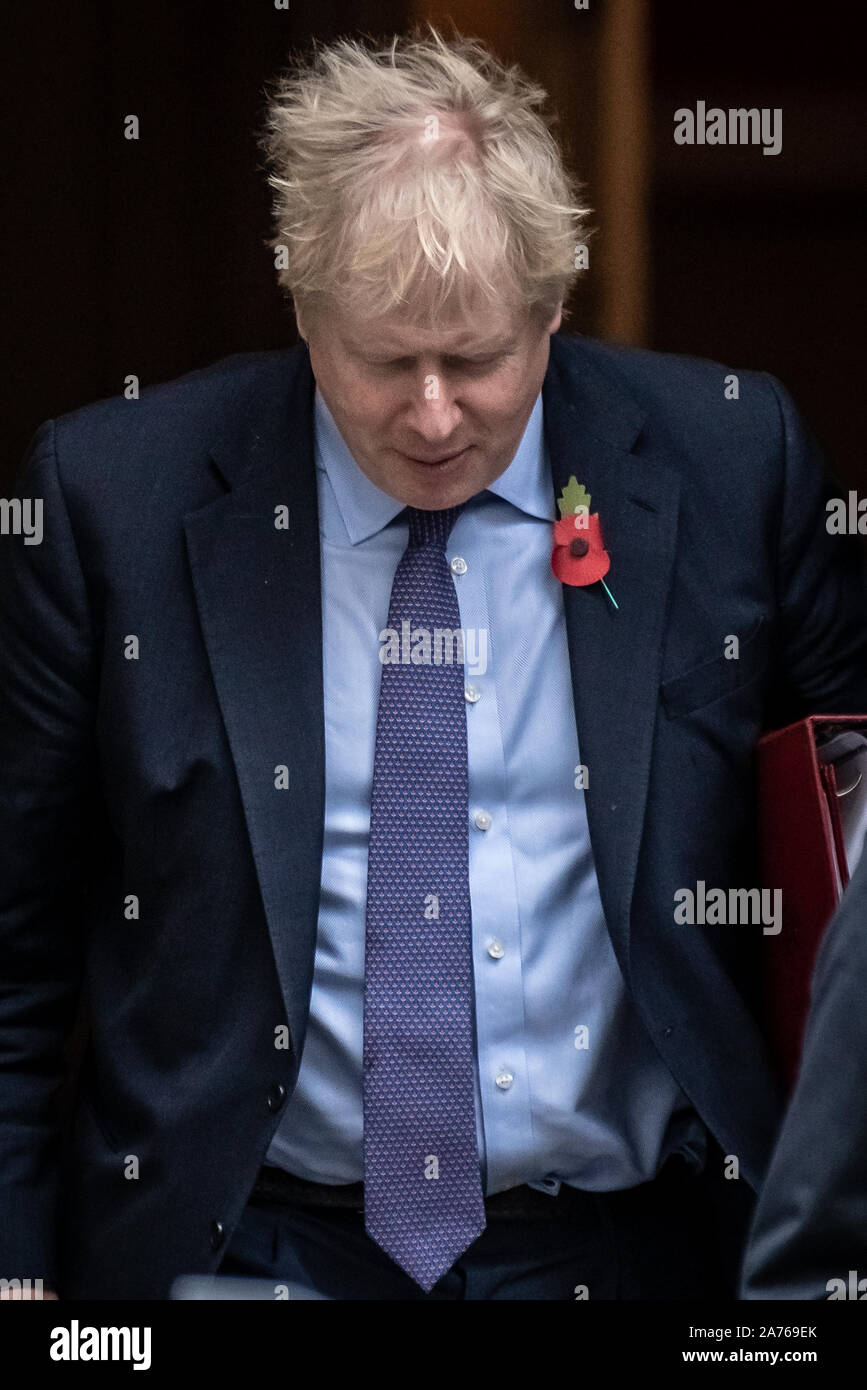 Londra, Regno Unito. 30 ott 2019. Il primo ministro Boris Johnson lascia n. 10 di Downing Street per domande settimanali in Parlamento. Credito: Guy Corbishley/Alamy Live News Foto Stock