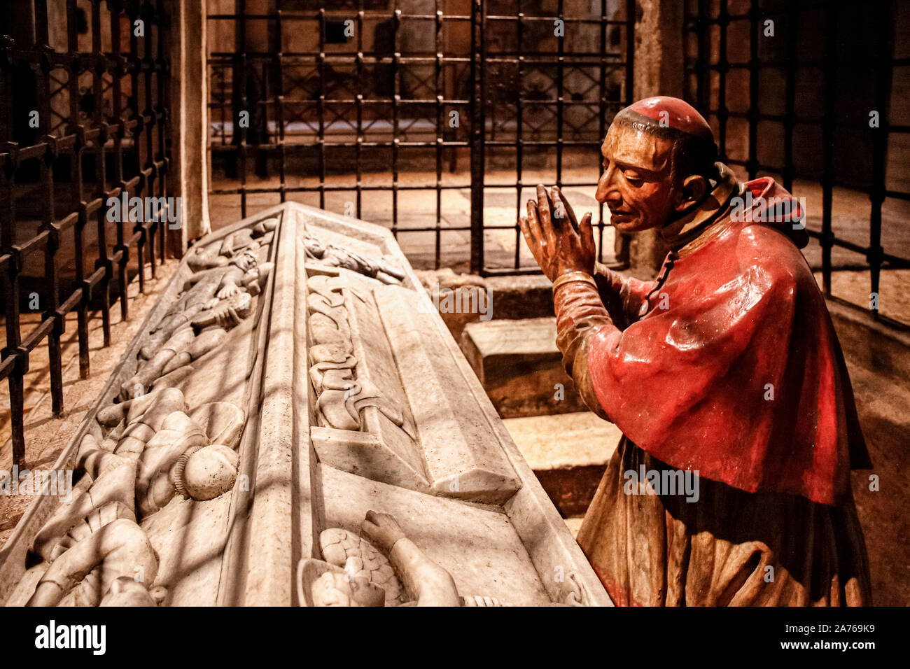 Italia Lombardia Milano Crypte chiesa di San Sepolcro - San Carlo Borromeo inginocchiato davanti al Santo Sepolcro Foto Stock