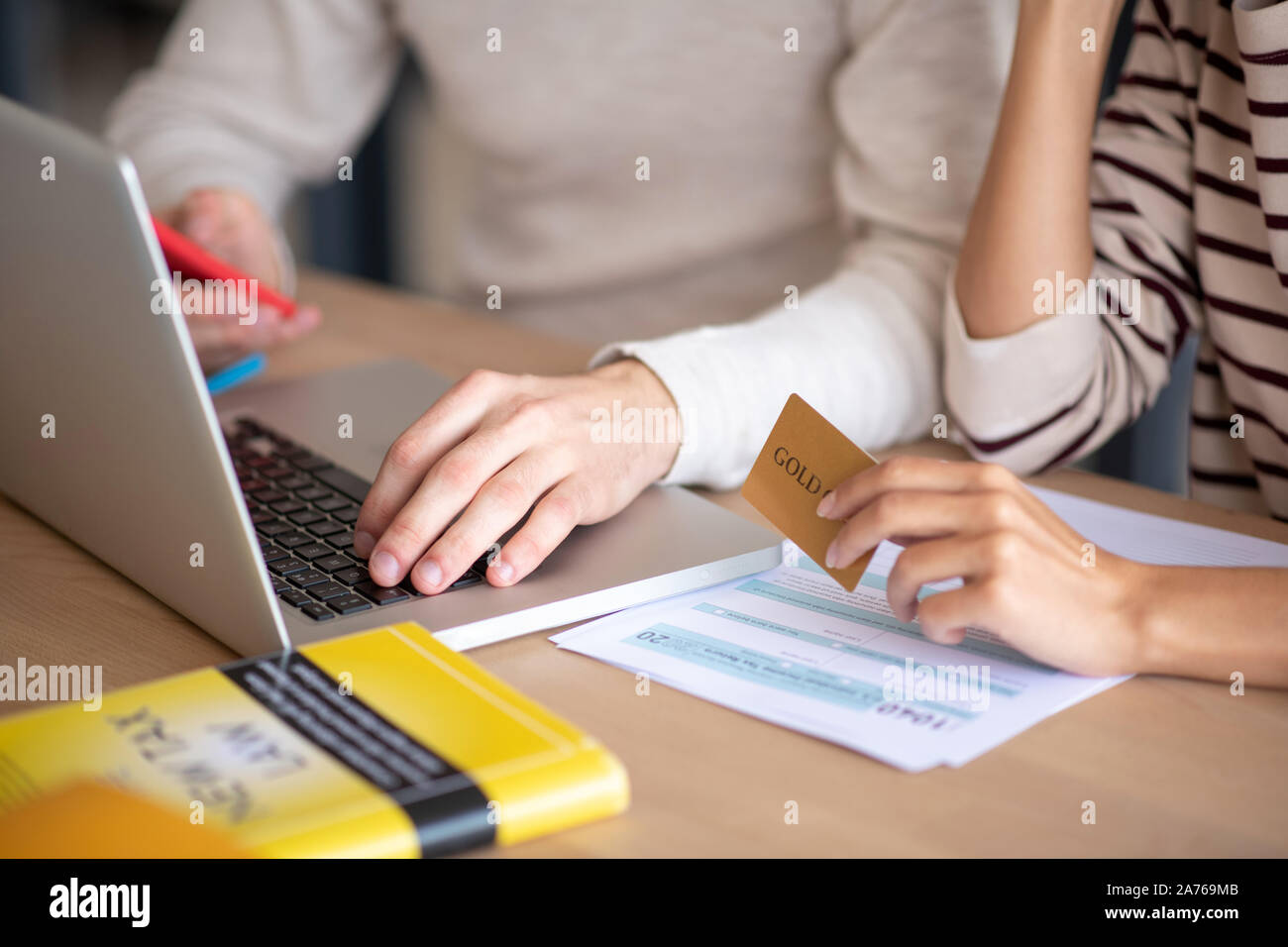 Paio di imprenditori pagare le tasse online durante il fine settimana Foto Stock