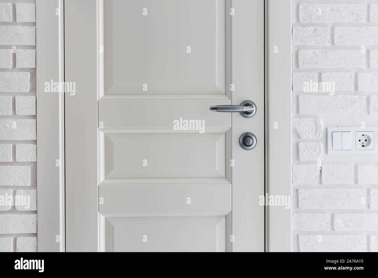 Sportello classico e decorato con mattoni decorativi. Bianco interni Scandinavo Foto Stock