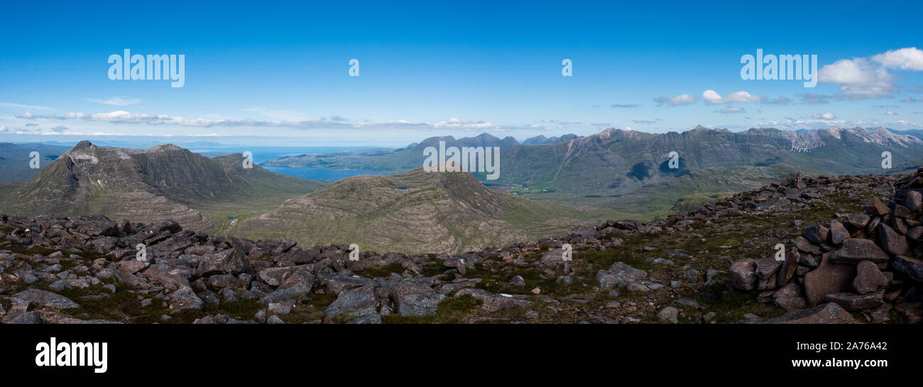 Vista panoramica di Torridonian montagne di arenaria superiore circostante Loch Torridon, Scozia Foto Stock