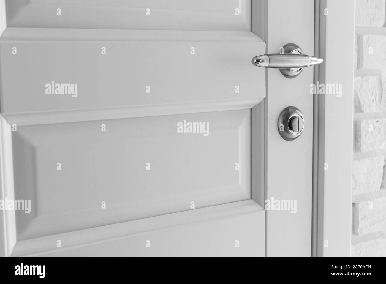 Sportello classico e decorato con mattoni decorativi. Bianco interni Scandinavo Foto Stock