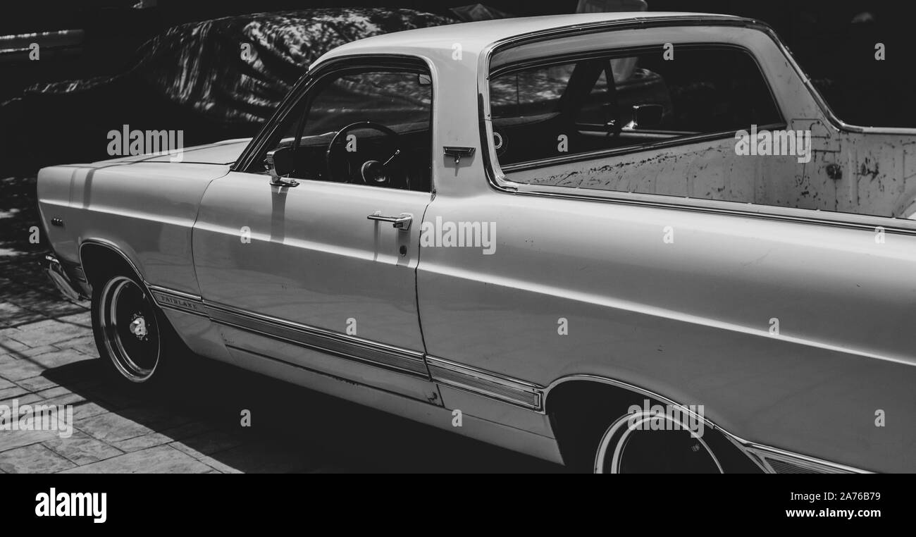 Foto in bianco e nero della vecchia scuola di auto Foto Stock