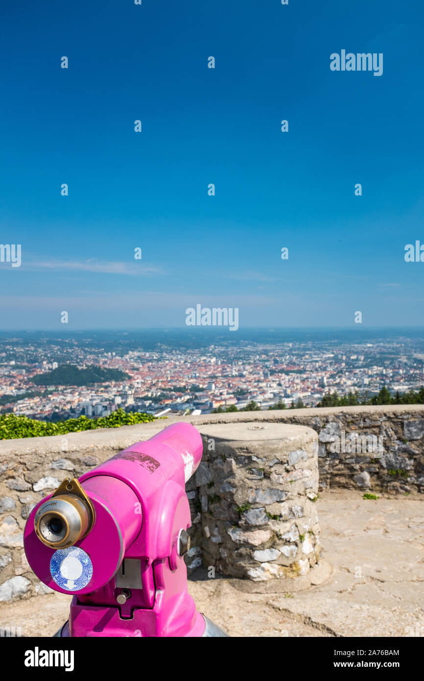 Vista panoramica dal punto di vista Fuerstenstand torre sulla montagna Plabutsch con telescopio oltre il muro di pietra a città Graz su una soleggiata giornata estiva in Stiria, Foto Stock