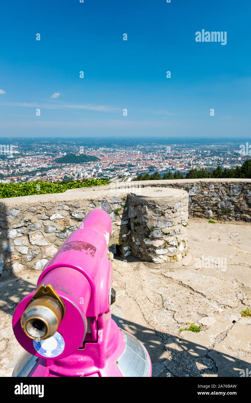 Vista panoramica dal punto di vista Fuerstenstand torre sulla montagna Plabutsch con telescopio oltre il muro di pietra a città Graz su una soleggiata giornata estiva in Stiria, Foto Stock