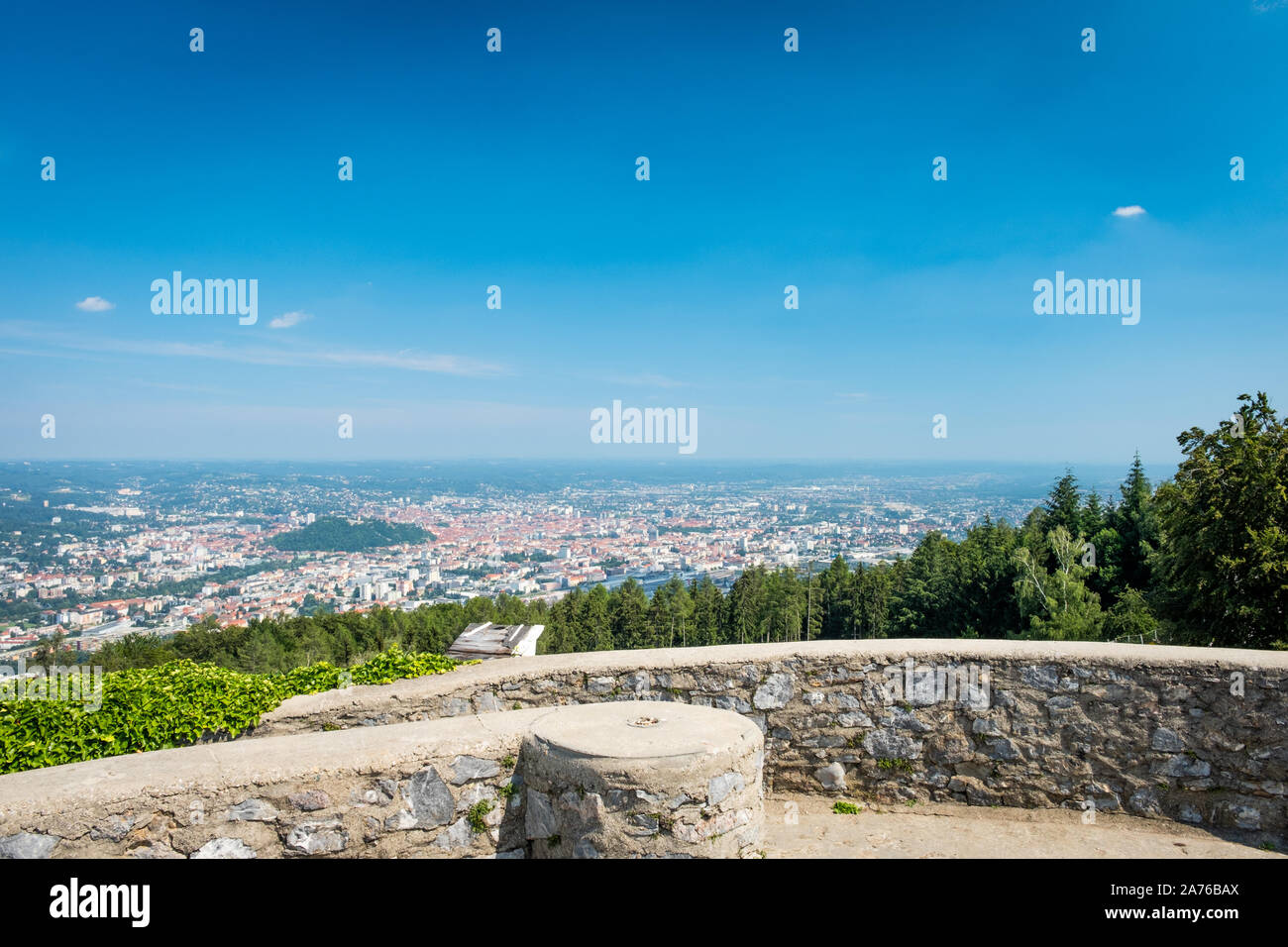 Vista panoramica dal punto di vista Fuerstenstand torre sulla montagna Plabutsch oltre il muro di pietra a città Graz su una soleggiata giornata estiva in Stiria, Europa Foto Stock