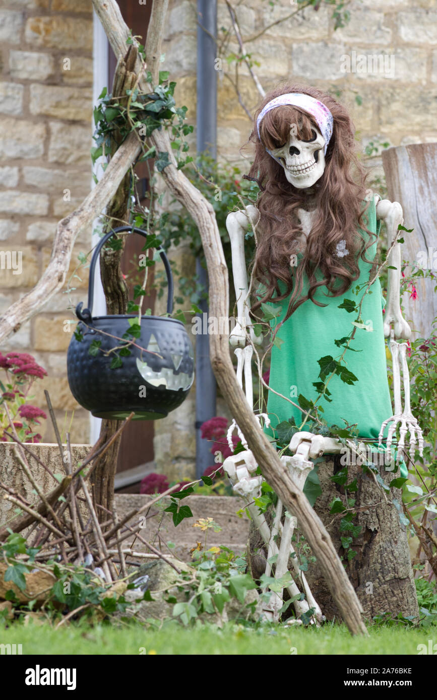 Decorate casa per la festa di Halloween in Cotswolds, scheletri andare campeggio Foto Stock