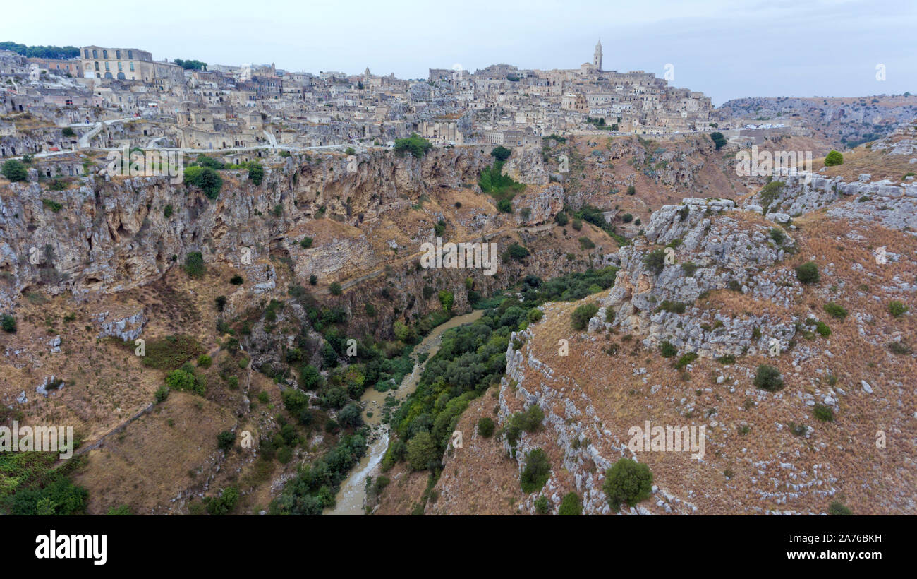 Vista aerea di case di pietra, grotte, chiese di antica città di Matera, Basilicata del sud Italia ,sito patrimonio mondiale dell'UNESCO Foto Stock