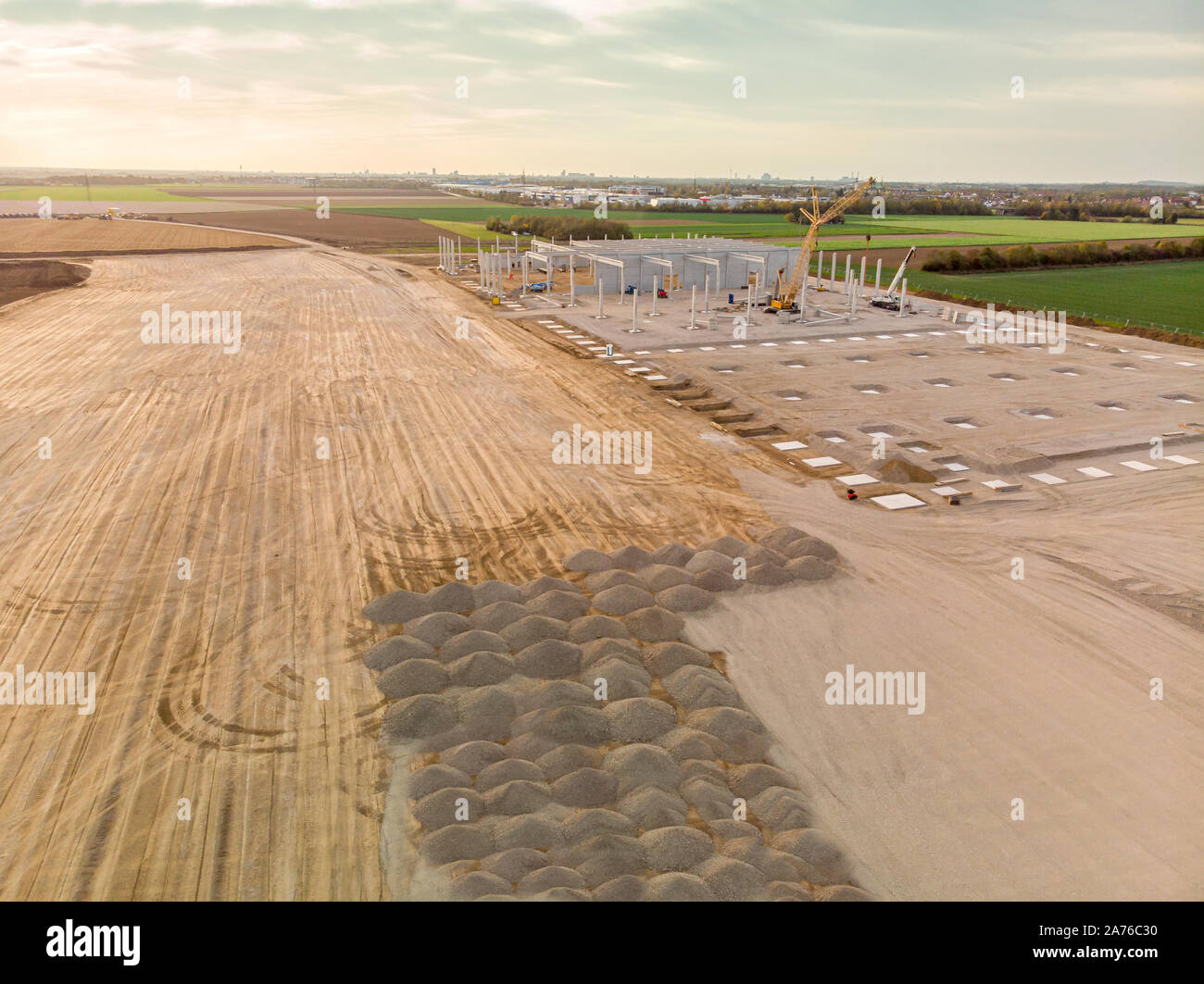 Vista aerea - sito di costruzione di una nuova zona industriale del paese Foto Stock