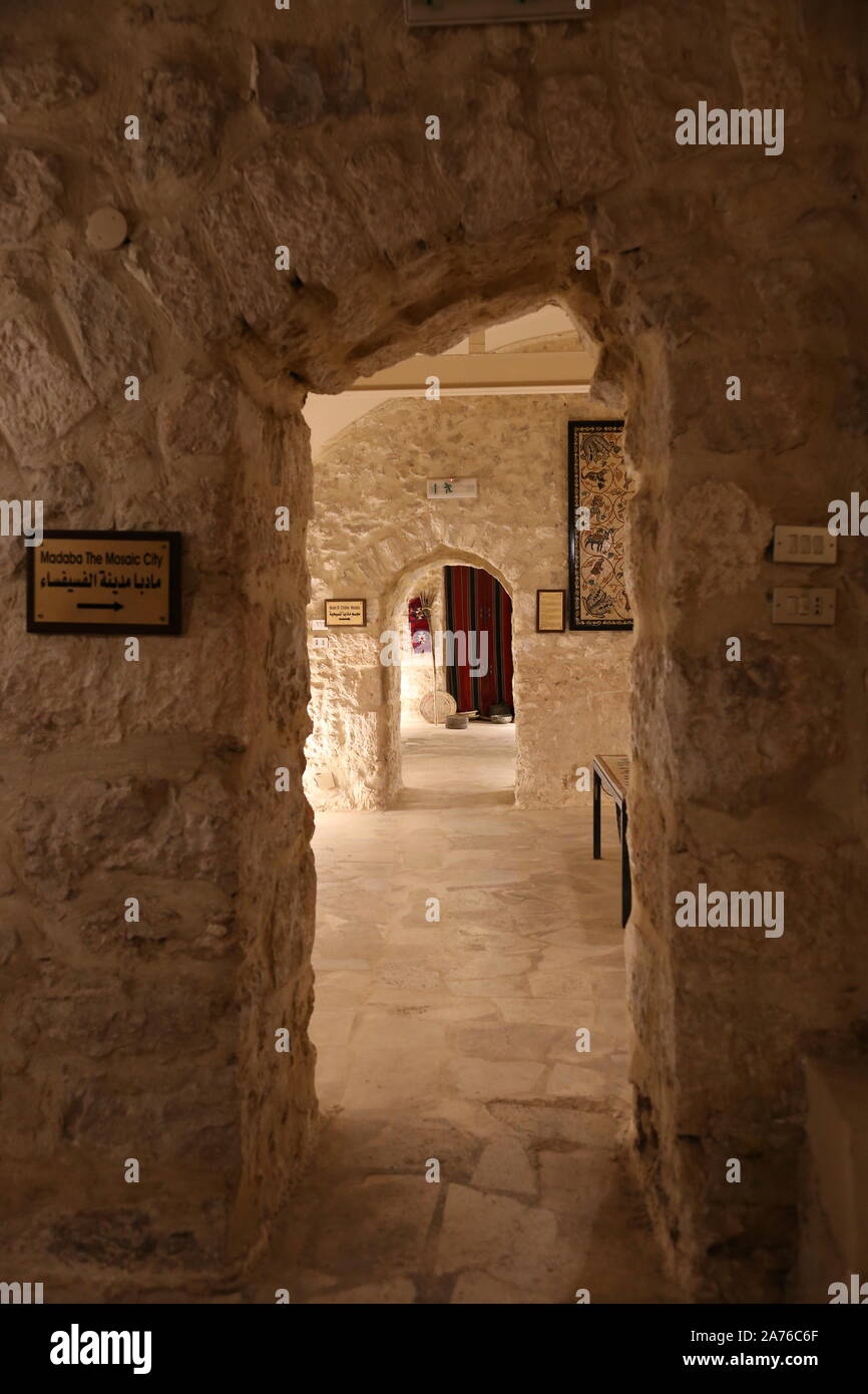 Cripta, Chiesa cattolica e Santuario di San Giovanni Battista, Principessa Haya Street, Madaba, Governatorato di Madaba, Giordania, Medio Oriente Foto Stock