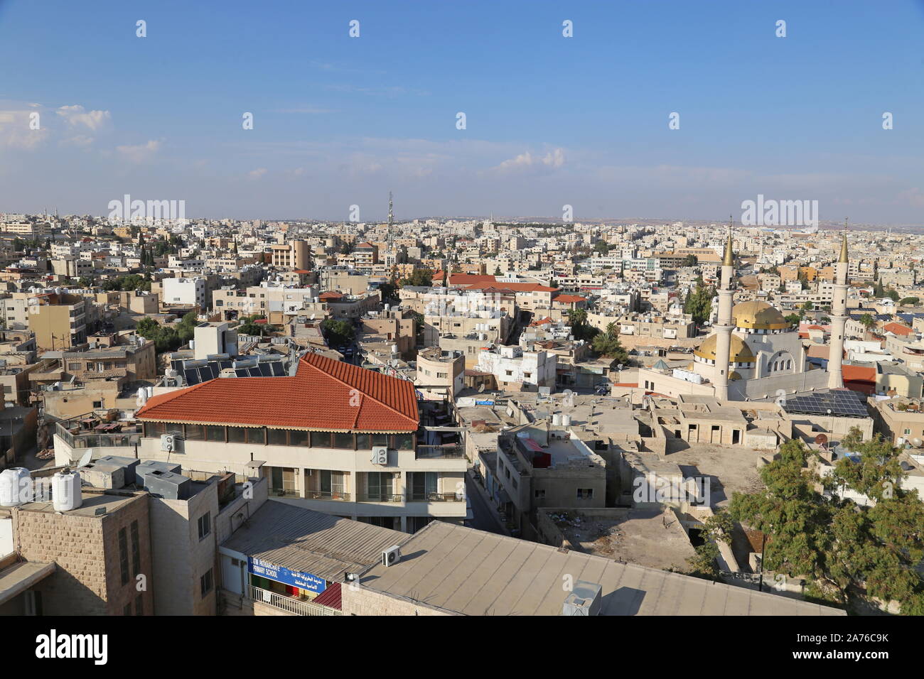 Vista di Madaba dal campanile, la Chiesa e il Santuario di San Giovanni Battista, la Principessa Haya Street, Madaba, Madaba Governatorato, Giordania, Medio Oriente Foto Stock