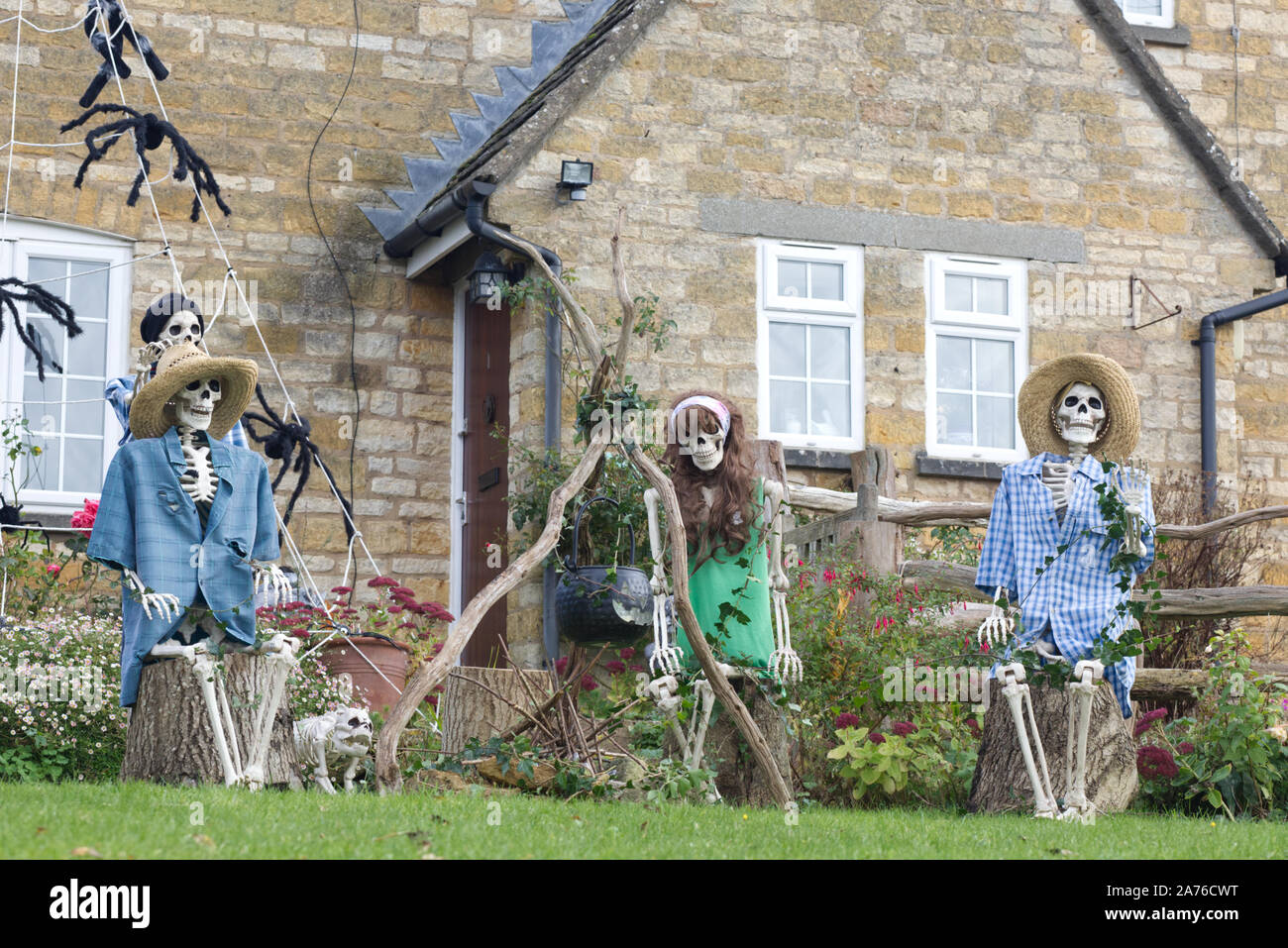Decorate casa per la festa di Halloween in Cotswolds, scheletri andare campeggio Foto Stock