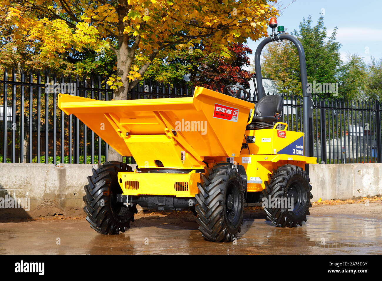 Un nuovissimo Thwaites 3 tonnellata swivel autocarro con pianale di scarico Foto Stock