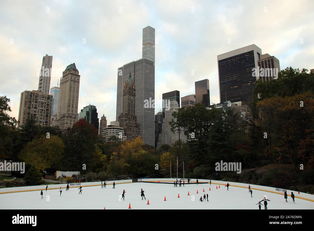 28 ottobre 2019, noi, New York: Ice-skaters cavort sul 'Wollman Rink' pista di pattinaggio in Central Park. Foto: Christina Horsten/dpa Foto Stock