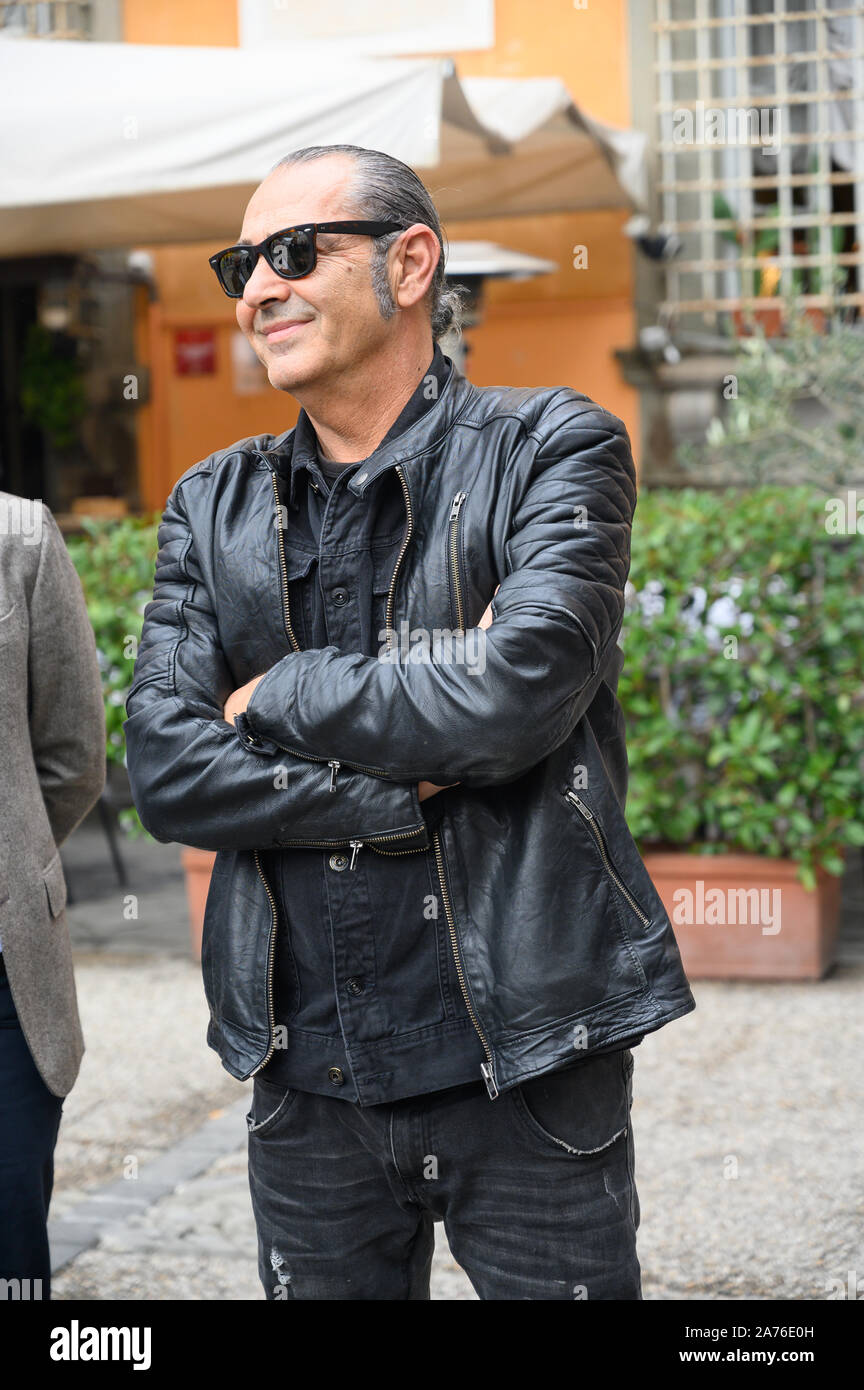 LUCCA, Italia. 30 ottobre , 2019. LUCA CARBONI spiega alle autorità le sue opere esposte al Lucca Comics and Games 2019 durante il giorno di inaugurazione di Lucca Comics and Games 2019 evento. Stefano Dalle Luche / Alamy Live News. Foto Stock