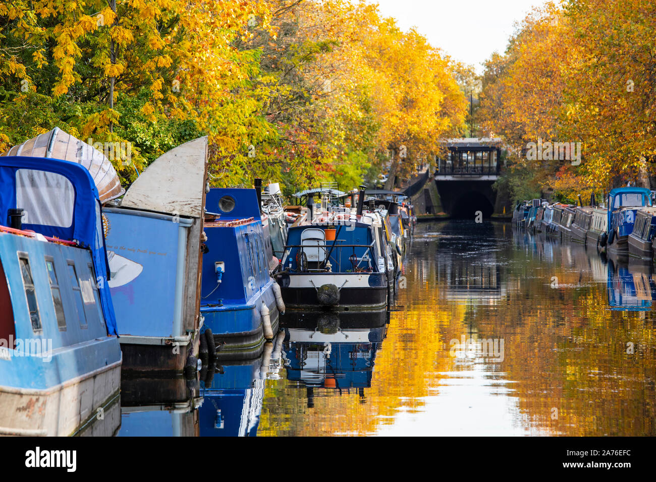 LONDON, Regno Unito - Ottobre 27th, 2019: le righe di barche ormeggiate in Little Venice, famosa area lungo Regents Canal Foto Stock