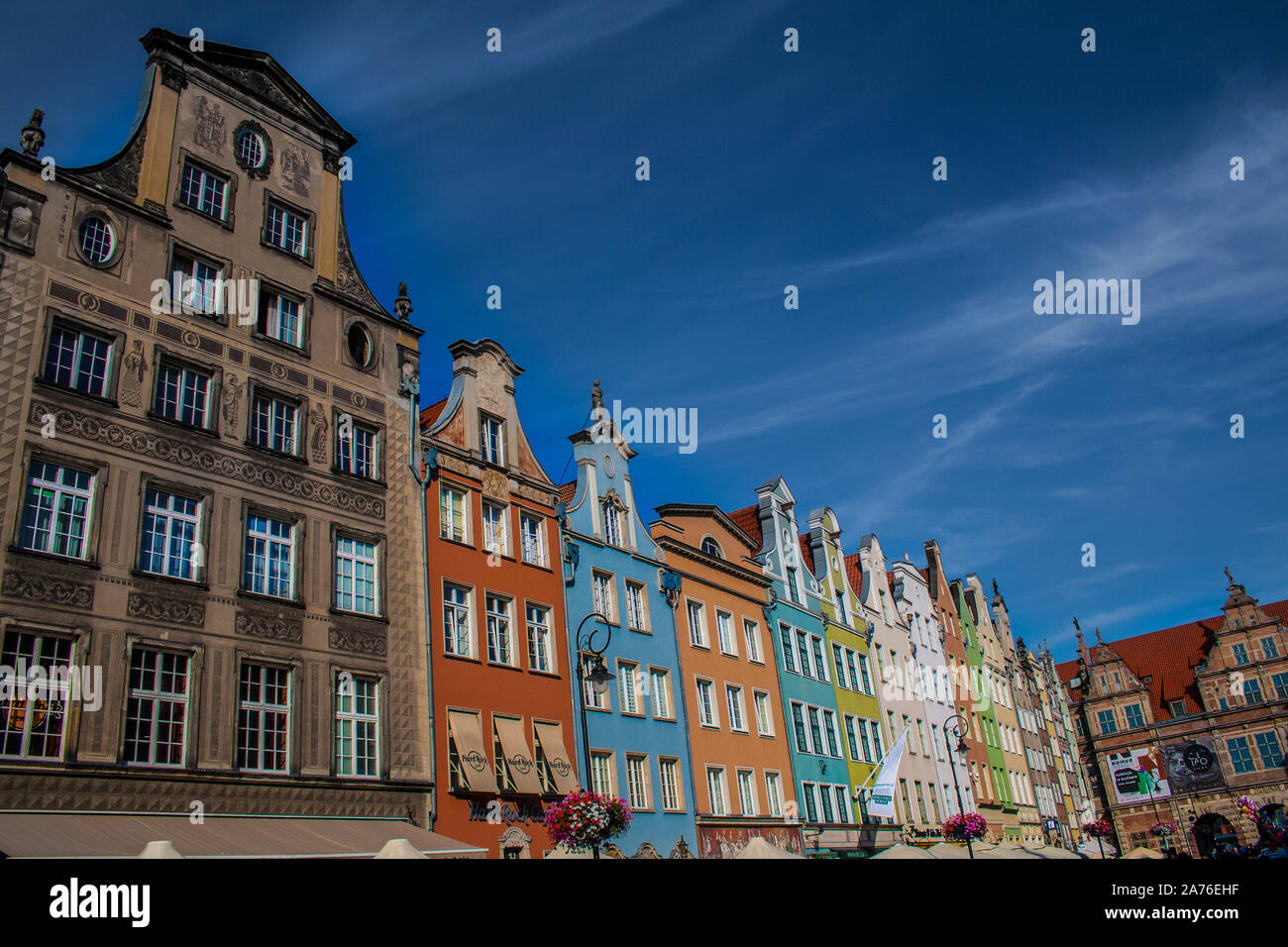 Vecchio e storico tenement alloggia al mercato lungo in Gdansk Città Vecchia, Polonia contro il cielo blu Foto Stock