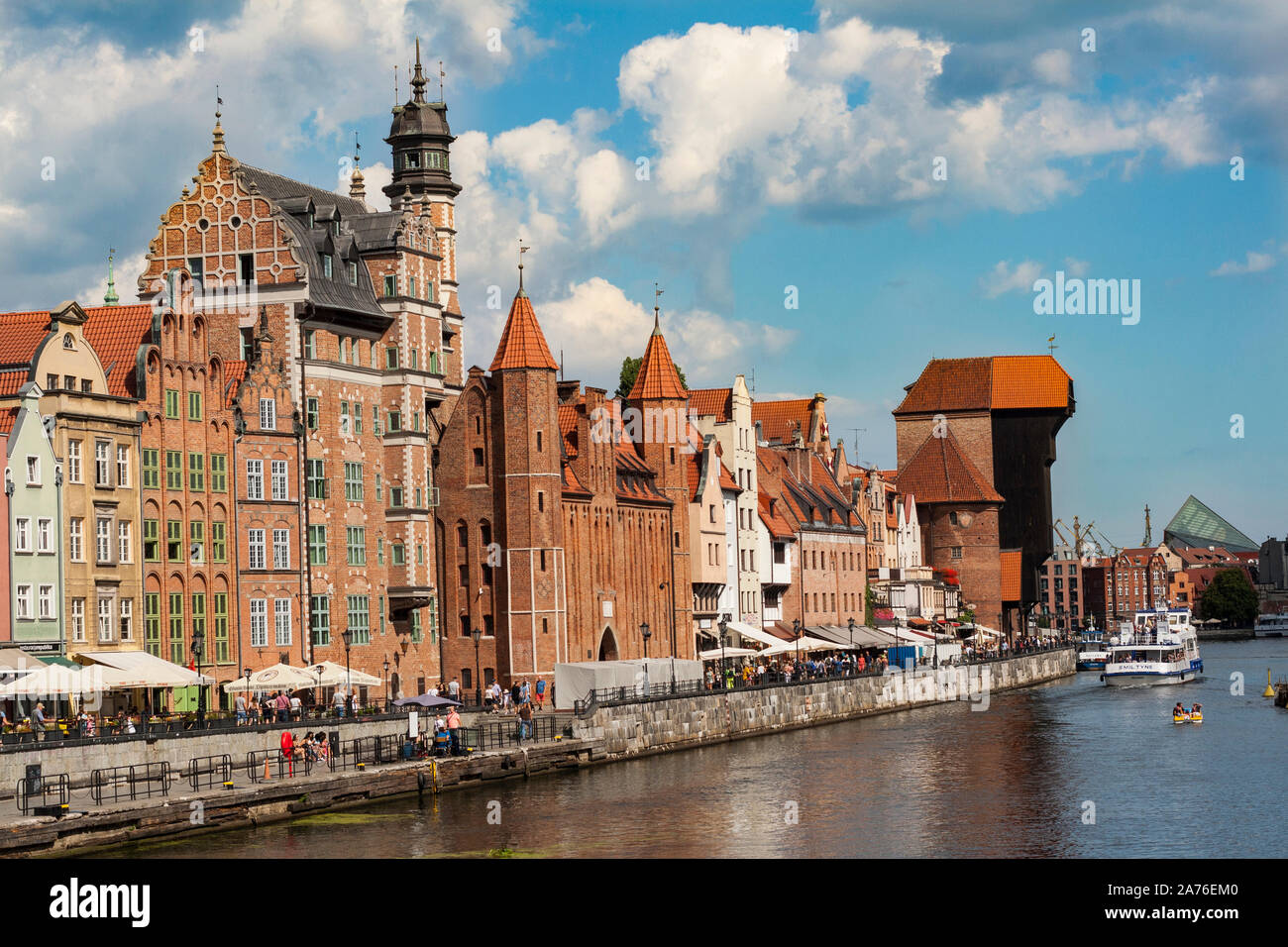 Vecchi edifici storici lungo il fiume nel Gdansk Città Vecchia - Polonia, con la porta della città e il più vecchio in Europa porto medievale gru Foto Stock