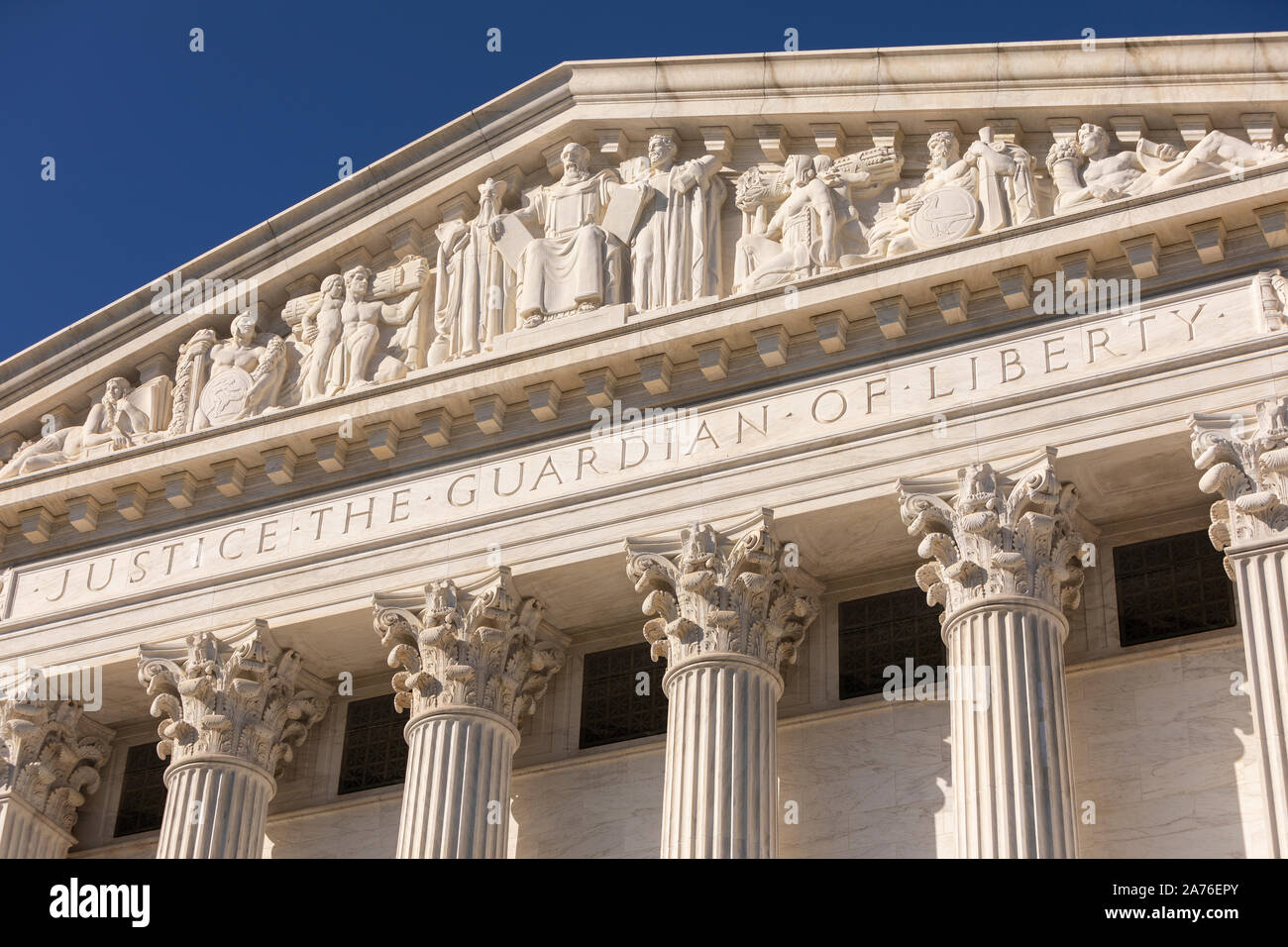 WASHINGTON, DC, Stati Uniti d'America - La Corte suprema degli Stati Uniti, edificio posteriore. La giustizia è la custode della libertà incisione. Foto Stock