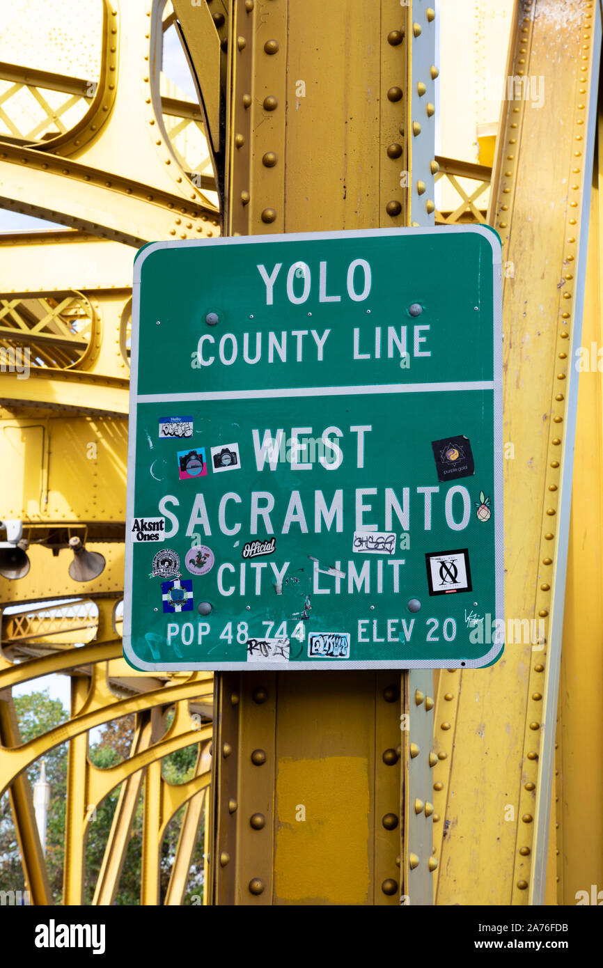 Yolo county line e ad ovest della città di Sacramento segno limite di Tower Bridge Città Vecchia, Sacramento, la capitale dello Stato della California, Stati Uniti d'America. Foto Stock