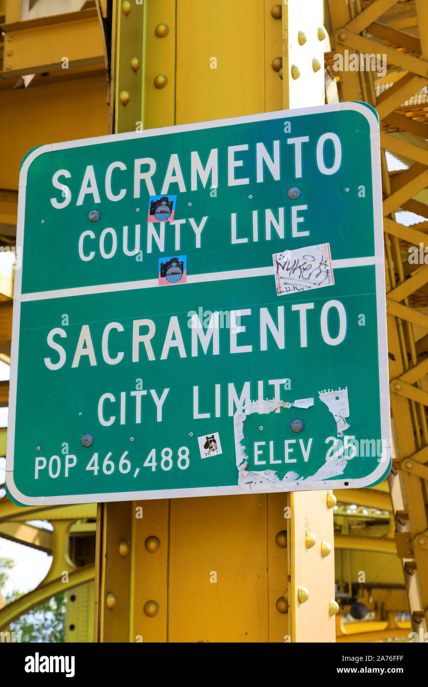 County line e limite della città segno, Tower Bridge nel corso del fiume Sacramento, Città Vecchia, Sacramento, la capitale dello Stato della California, Stati Uniti d'America. Foto Stock