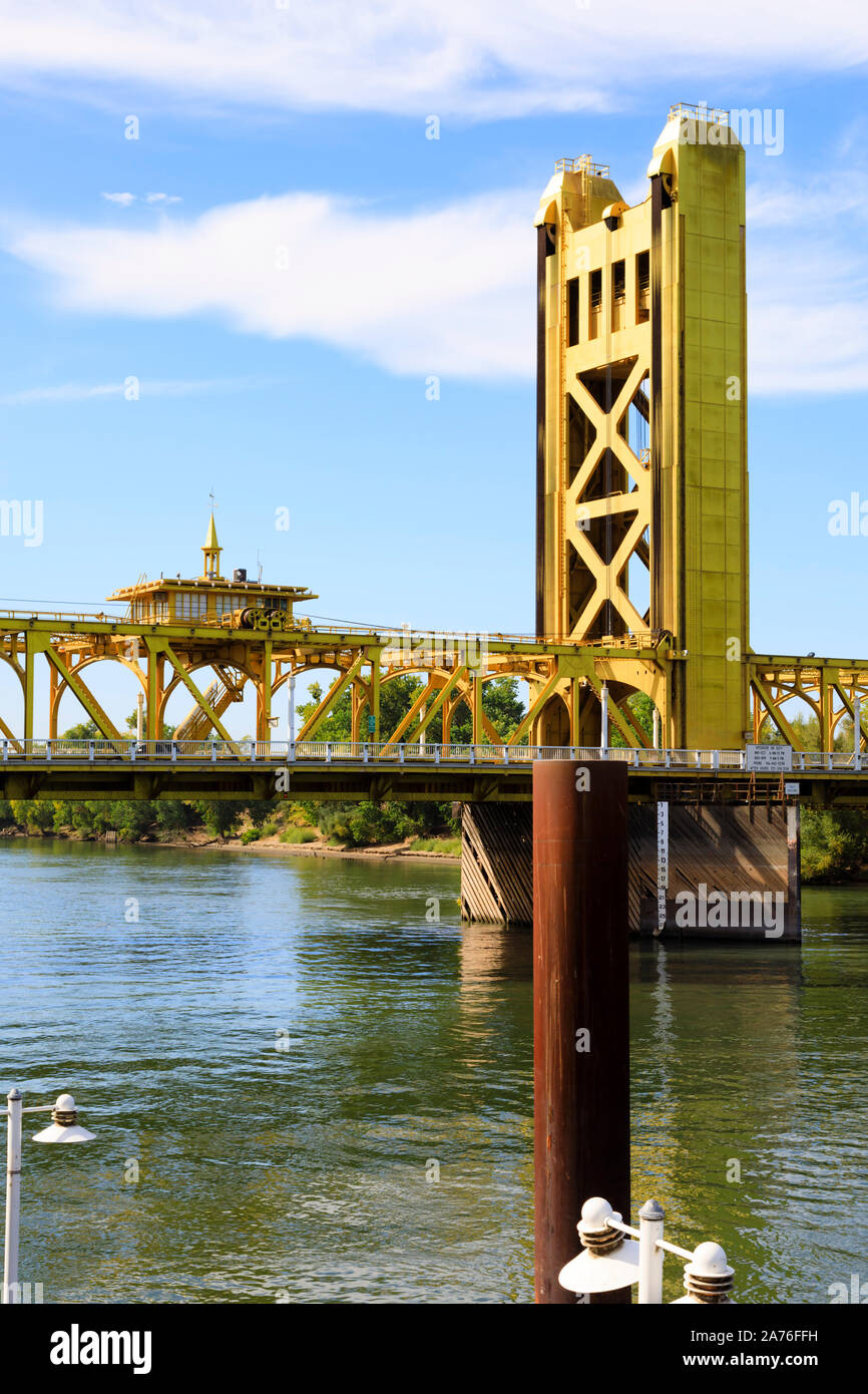 Il Golden Tower bridge spanning del fiume Sacramento, Sacramento, la capitale dello Stato della California, Stati Uniti d'America. Foto Stock