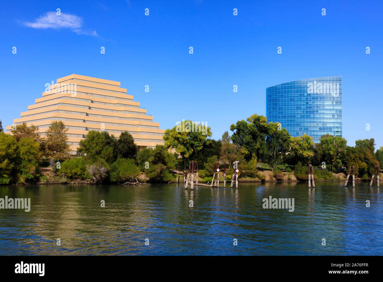 West Sacramento Ziggurat e Calstrs edifici sulle rive del fiume Sacramento. , La capitale dello Stato della California, Stati Uniti d'America. Foto Stock