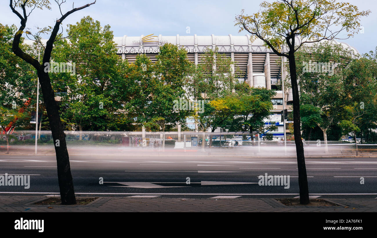 Madrid, Spagna - Ott 26, 2019: una lunga esposizione di vetture impetuoso passato una strada di fronte allo Stadio Santiago Bernabeu del Real Madrid in Spagna a Madrid Foto Stock