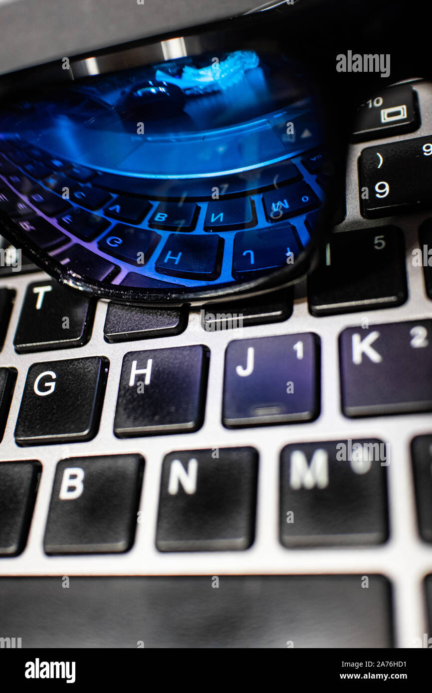 Tastiera del computer vicino a riflesso blu occhiali da sole Foto Stock