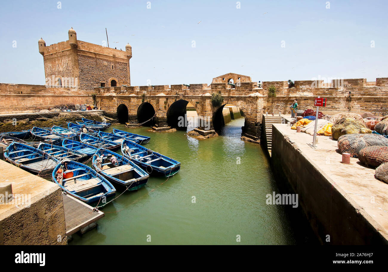 Blu barche da pesca nel porto di Essaouira, Marocco Foto Stock