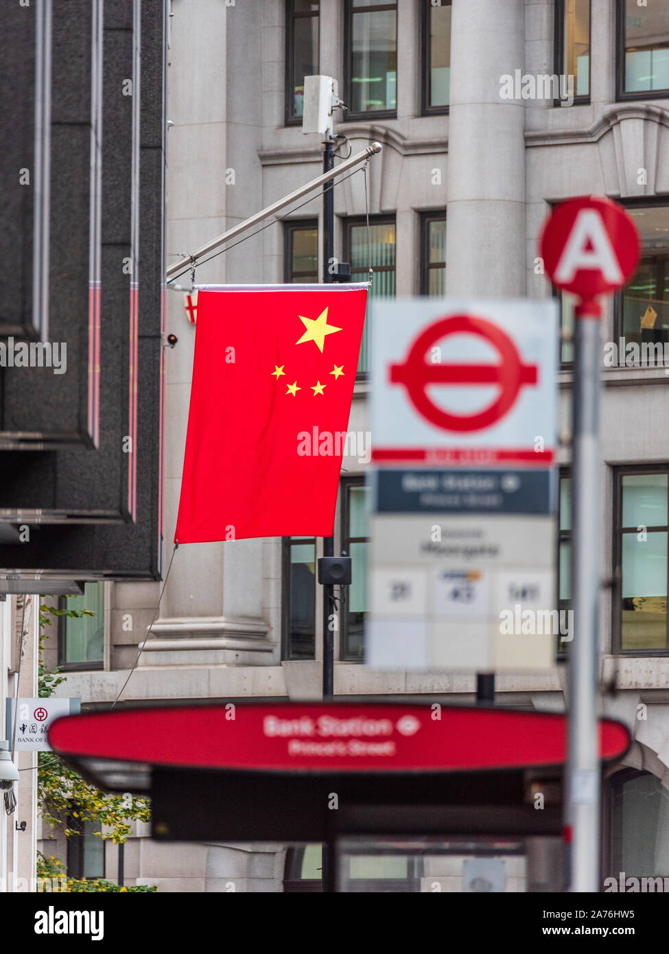 Banche cinesi nella città di Londra - la Banca della Cina vola la bandiera cinese in Prince's Street nel quartiere finanziario di Londra Square Mile Foto Stock