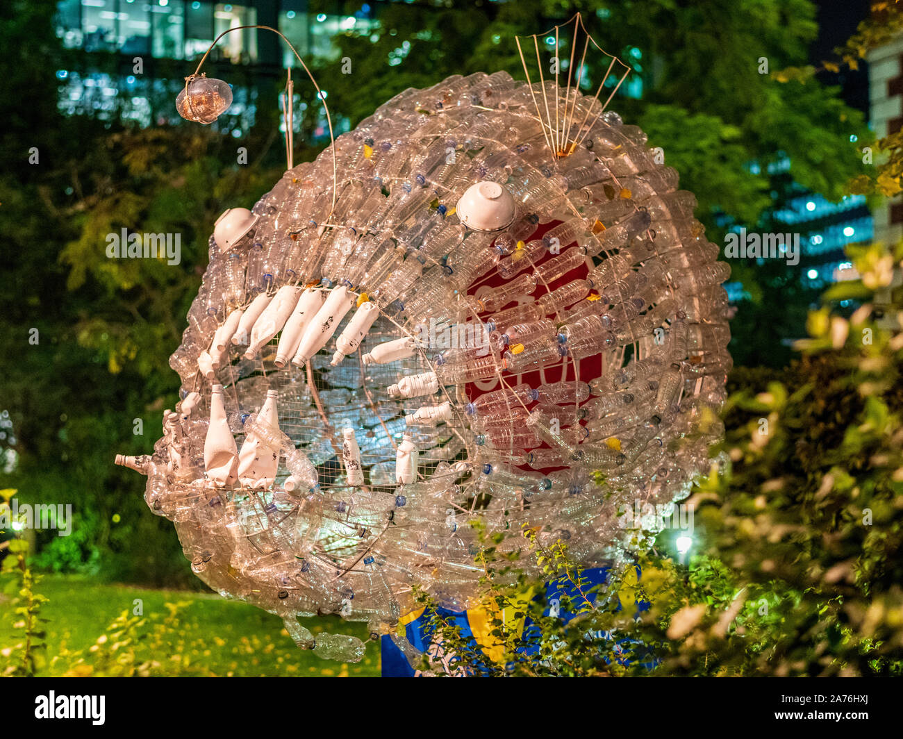 Recycled Bottles Fish nel quartiere finanziario della City of London. Vincitore del concorso 2019 Plastic Free Schools. Foto Stock
