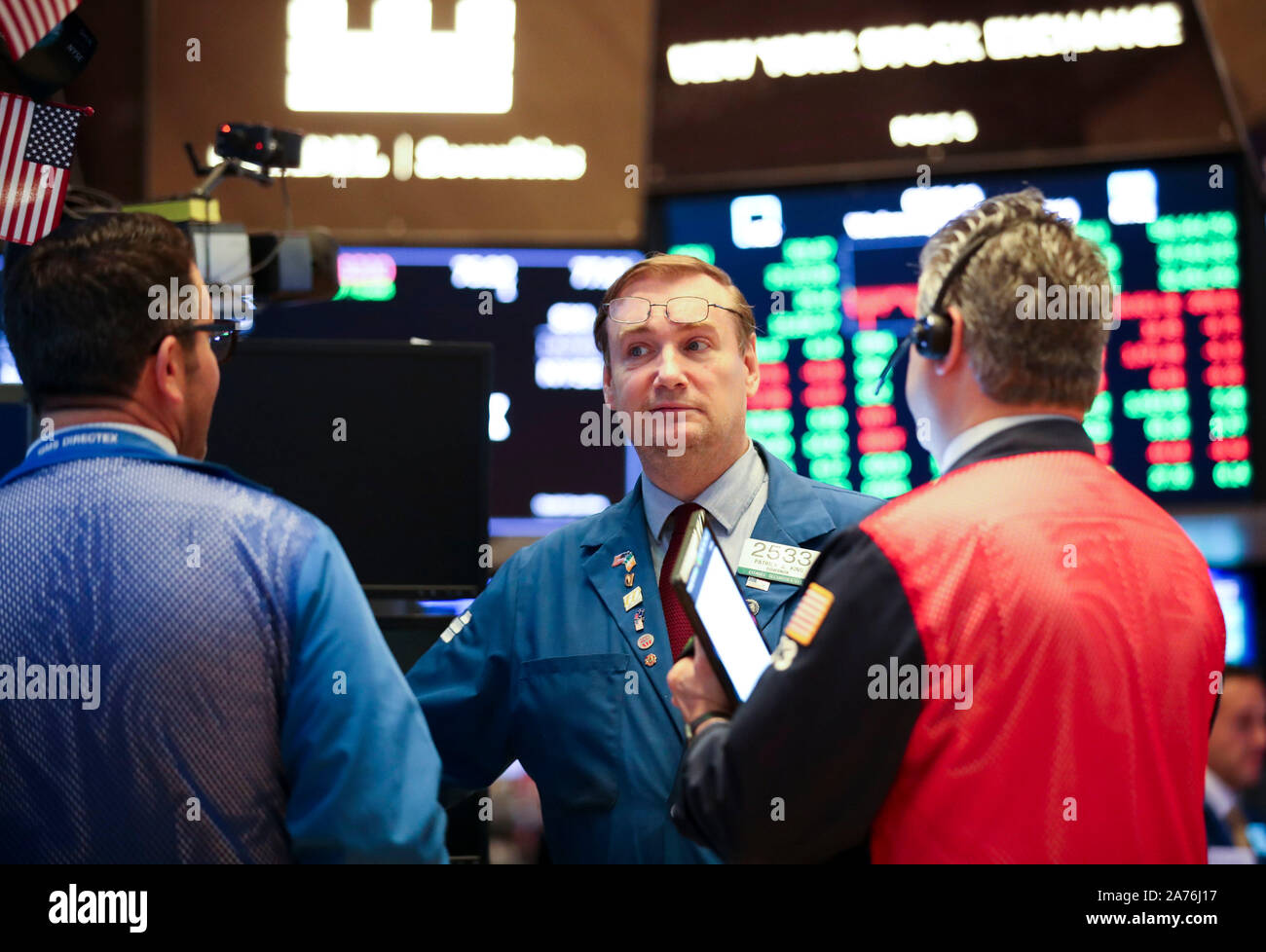 New York, Stati Uniti d'America. 30 ott 2019. I trader lavorano presso il New York Stock Exchange di New York, Stati Uniti, su Ott. 30, 2019. Gli stock degli Stati Uniti si è conclusa superiore su mercoledì. Il Dow è salito da 0,43 percento a 27,186.69, S&P 500 aumentato 0,33 percento a 3,046.77 e Nasdaq scalato 0,33 percento a 8,303.98. Credito: Wang Ying/Xinhua/Alamy Live News Foto Stock