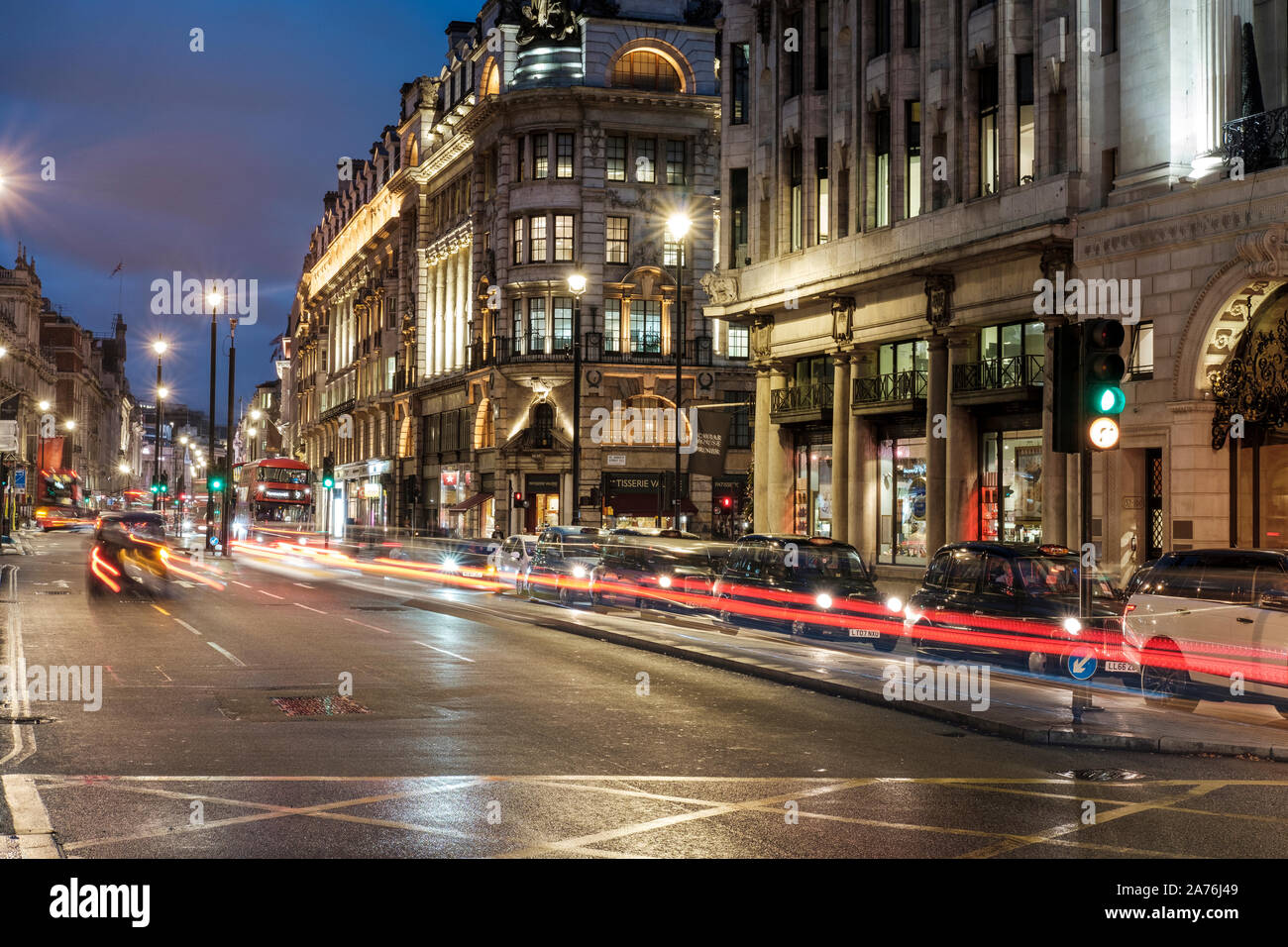 Londra, UK, notte di traffico su Piccadilly Foto Stock