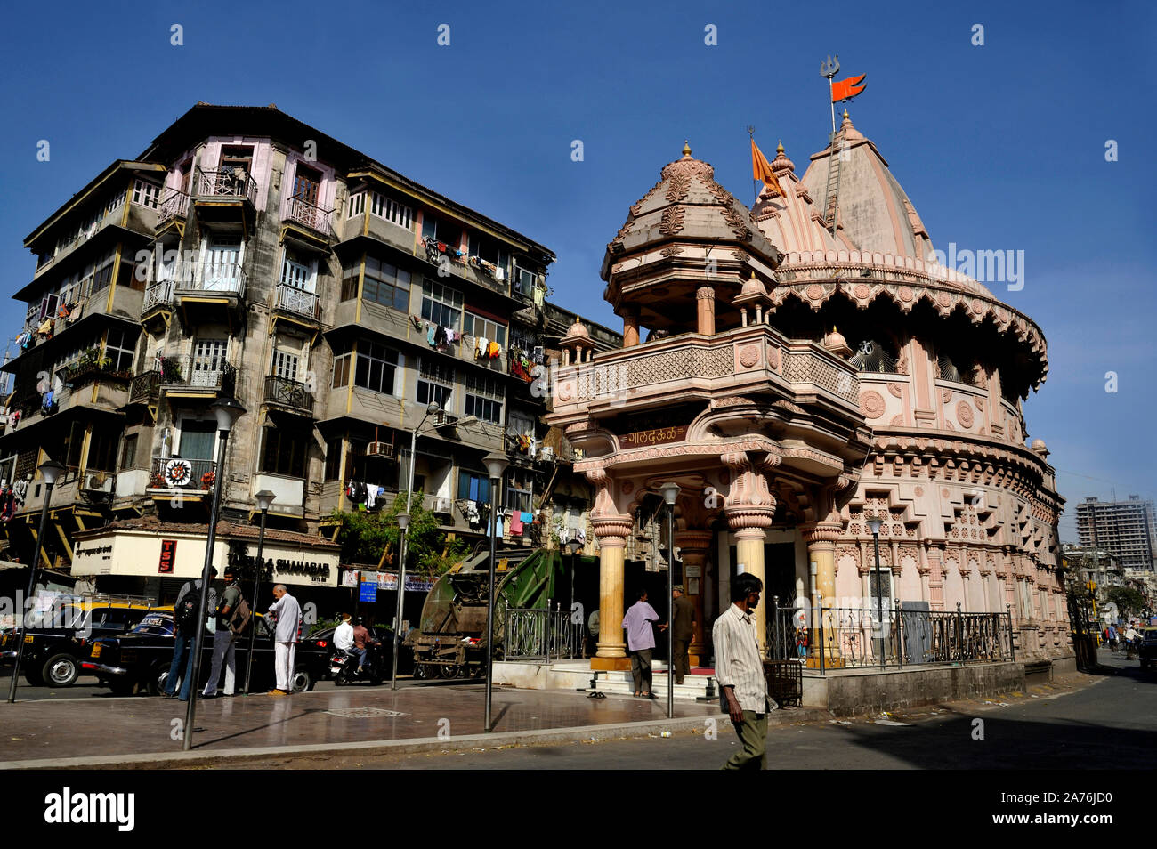 Mumbai, Maharashtra, India, Sud-est asiatico - Feb.08, 2012: Luogo di culto Gol Deval Signore Shiv tempio indù situato a S.V. P. Road Foto Stock