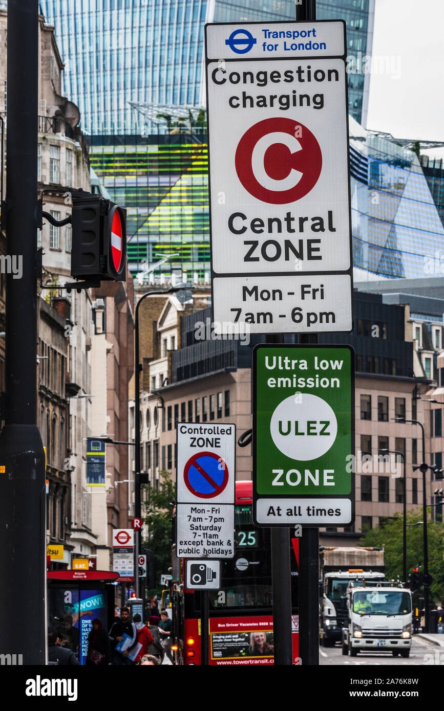 La congestione di carica della zona centrale e ULEZ ultra bassa emissione di segni di zona nel centro di Londra Foto Stock