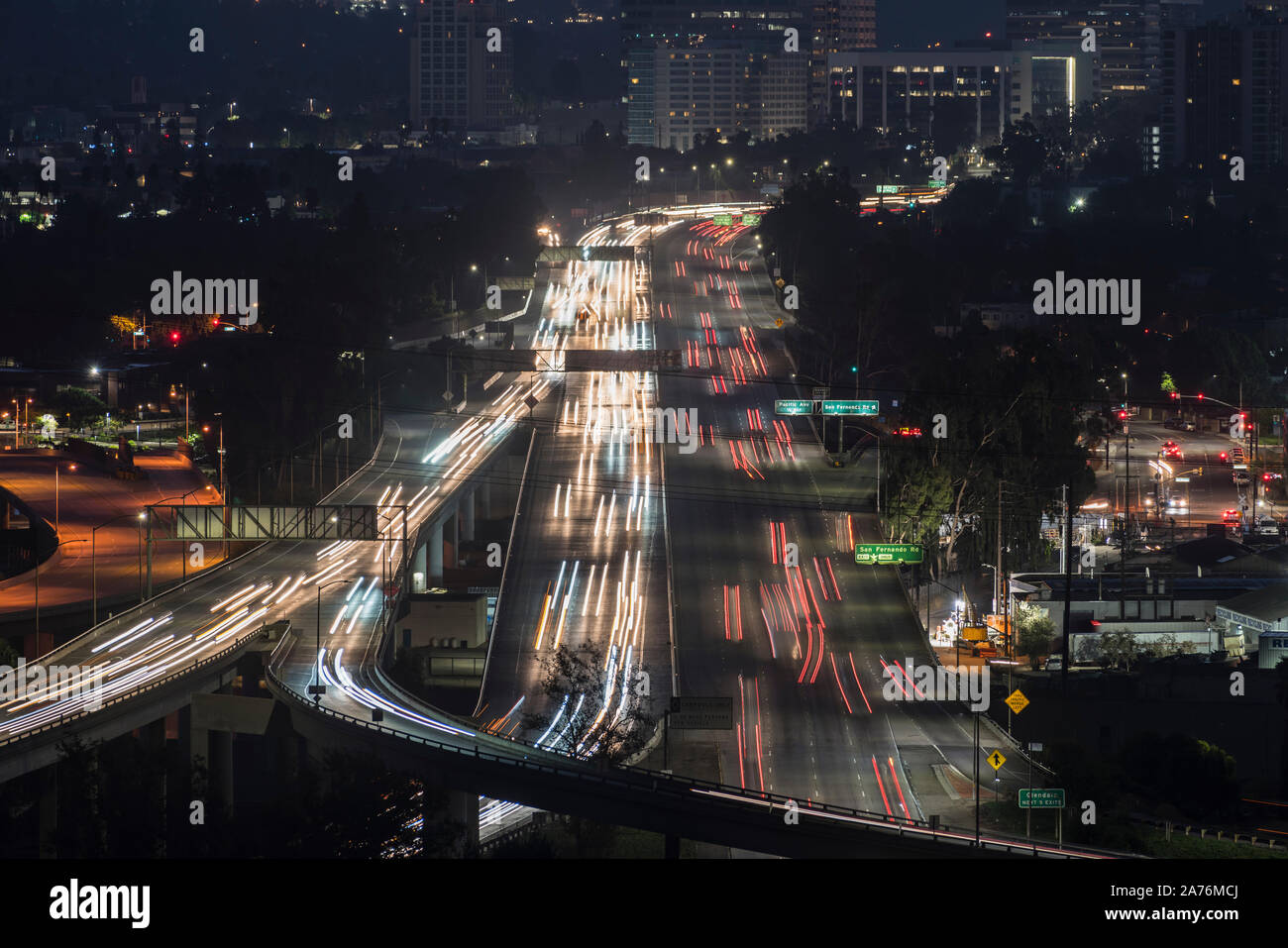 Notte Vista la mattina del traffico veloce sul 134 Ventura Freeway vicino a Los Angeles nel centro cittadino di Glendale, California. Foto Stock