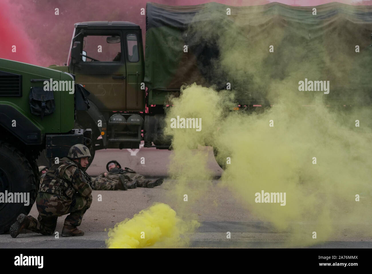 Centinaia di riservisti francesi prendere parte in Vezinet anti-terrorismo attacco seminatrice, Riorges, Loire, Francia Foto Stock